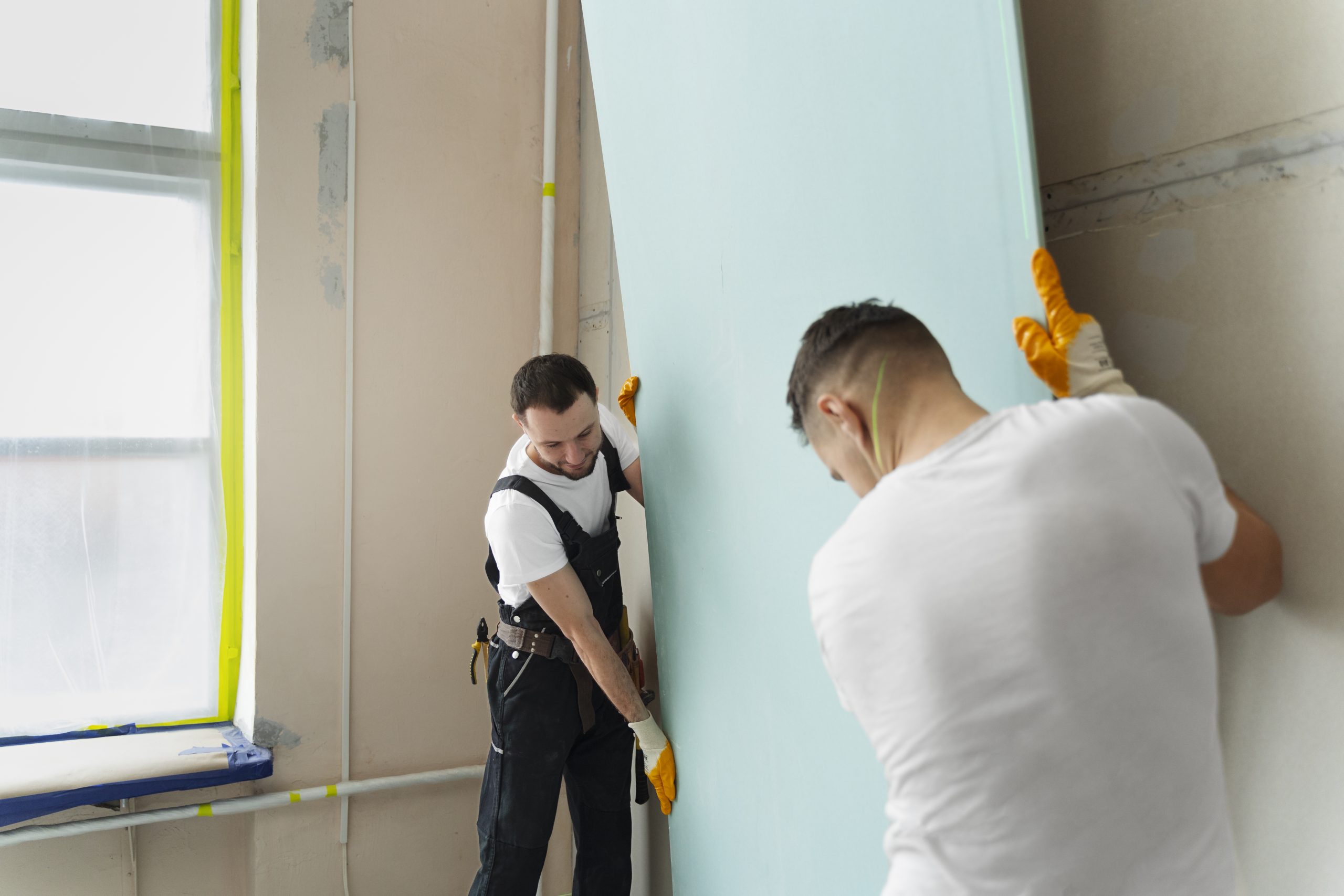 gente de construccion de tiro medio trabajando juntos scaled
